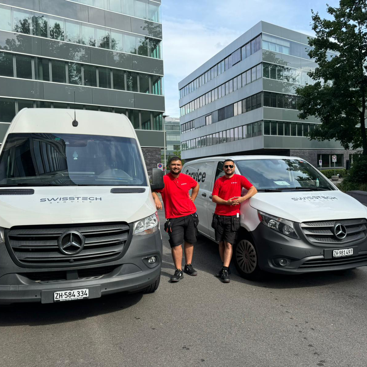 Zwei Techniker beim Express Service für Haushaltsgeräte Reparatur.