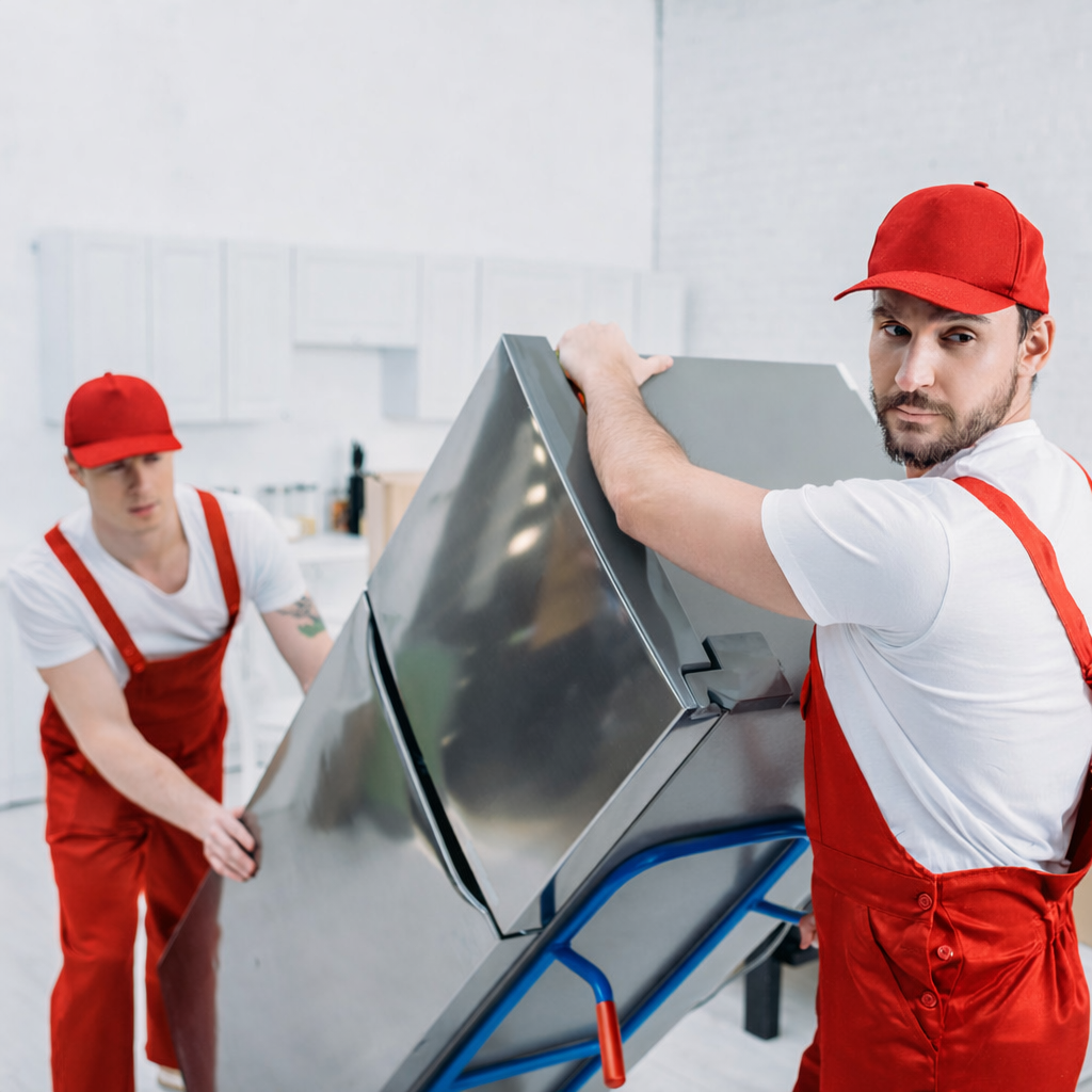 SwissTech Service Techniker liefert und installiert einen Kühlschrank in der Region Zürich.